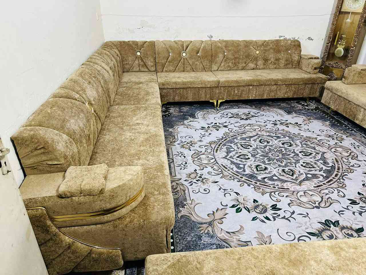 ديوان عدد ثنين كل واحد ١١ مقعد قياس ٧ امتار الواحد 
جديد (غير مستخدم) ....حطاطه.....قابل لبيع واحد او ثنين
الشراي يتصل ...***********....يوجد توصيل .....
