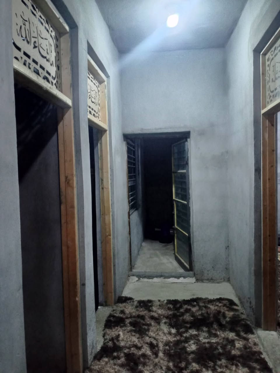 السلام عليكم ورحمه الله وبركاته
دار البيع خلف بيت جوده 
المساحه ٢٧٠ متر 
يحتوي ع خرف نوم عدد 2 +صاله + مطبخ +استقبال 
سقف كونكريت بناء بلوك حديث كامل مكمل نقصه سيراميك وصبغ وابواب خشب فقط 
الاستفسار اتصال ع رقم ***********
