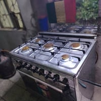 طباخ خمس اعيون وفرن شغال كله جديد نظيف السعر 200 وبي مجال 07713853667