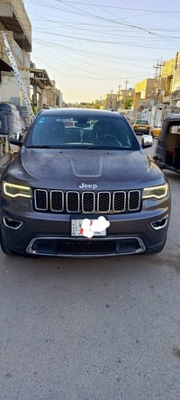 جيب گراند شيروكي موديل 2017 فئة لمتد يعني فول مواصفات  السيارة نظيفة و...