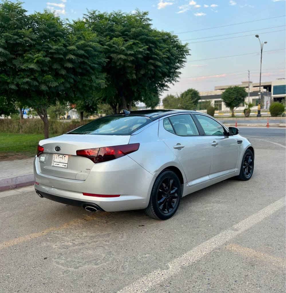 بسم الله الرحمن الرحيم ***********)
KIA Optima 2012 بڕاوەی دوبەی تازە داخڵ
ئۆپتیما ٢٠١٢ بڕاوەی دوبەی تازە داخڵ بووە
سەیارەکە حلوجە بێ رەقەمە ادوات ادوات 
ئیکۆیە بلوتوسە ناوزەردە لایت عەدەسە لایت ڕەشە
ئاوێنە ئیشارەت بلاجکتۆر سوکان تەلەفون و ڤۆلیۆم
تعدیل سورعە گێر تۆماتیک و عادیە ویل سپۆرت
تایە و ویلی لۆکی تازە بۆ بەستراوە سپێری لەگەڵە
گێڕ و مەکینە و کارەبایی بەشەرت برێکی بەستراوە
تەبرید سارد و گەرم بەشەرت دەبڵ AC یە 
دەحم و لێدرانی نییە پشت و پێش کەپسە 
سەیارەکە هیچ مەسرەفێکی تێدا نەماوە کامل جایزە
سعری ٥٠گەڵا و مەجالێکی کەمە شوێن ڕانیە
*********** رانية, السليمانية
