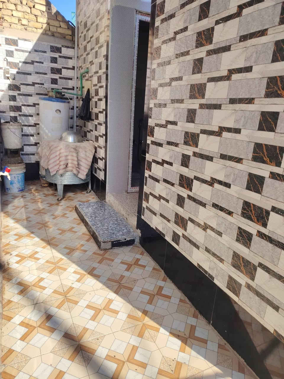 سلام عليكم بيت 200 متر بناء طابقين الطابق ثاني غير كامل اما الطابق الول جاهز من كلشي غرفتين +صاله + مطبخ +براني + مجمع صحيات داخلي وخارجي المكان التقيه الثالثه قرب حسينيه باب الحوائج  ويقع البيت اعلى شارع تبليط الاستفسار اكثر  الرقم ***********
