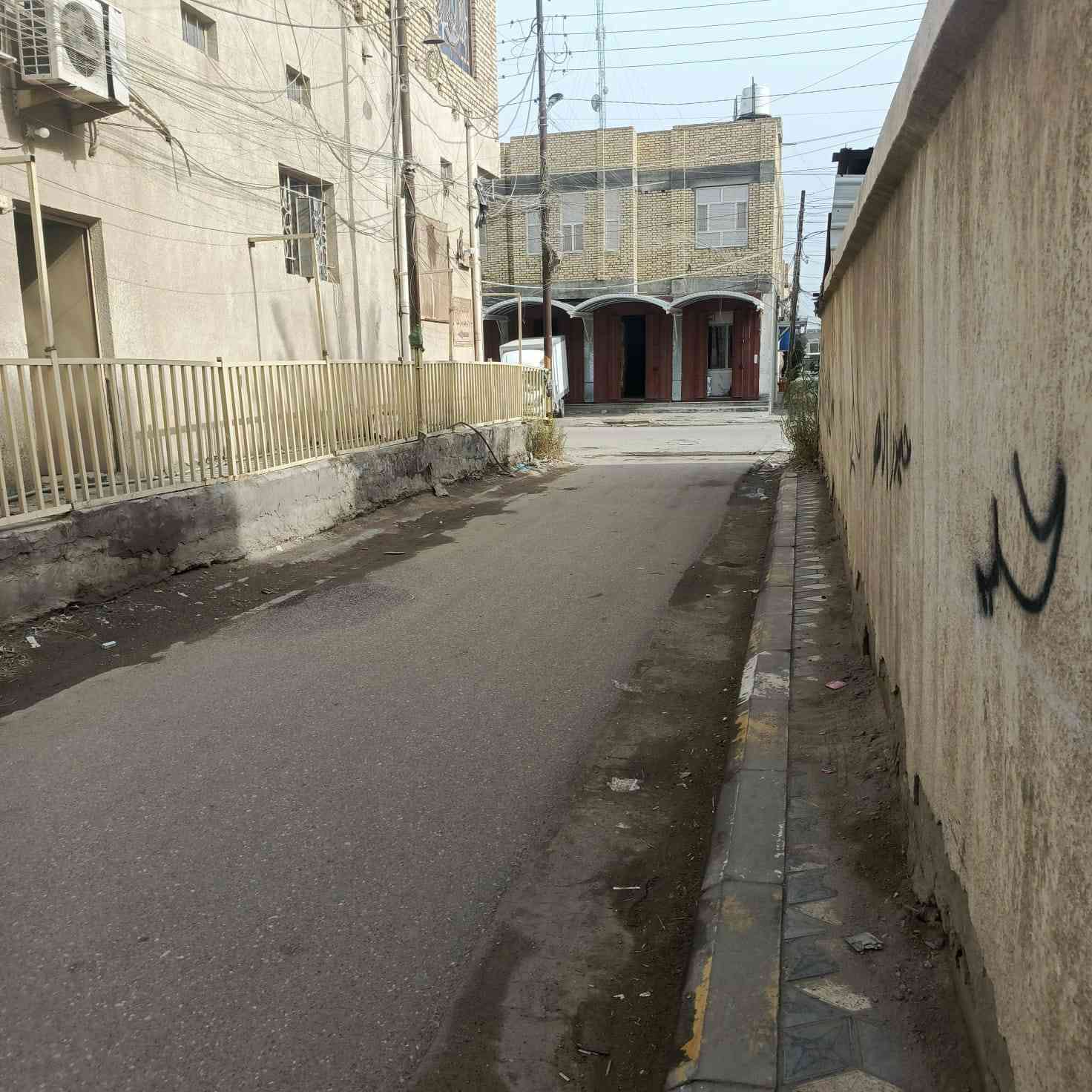 بيت للبيع مساحة 200م قرب من شارع نبي ابراهيم خليل.ع. في شارع المركز الصالحيه بيت مع شقه اتصل على رقم ***********
