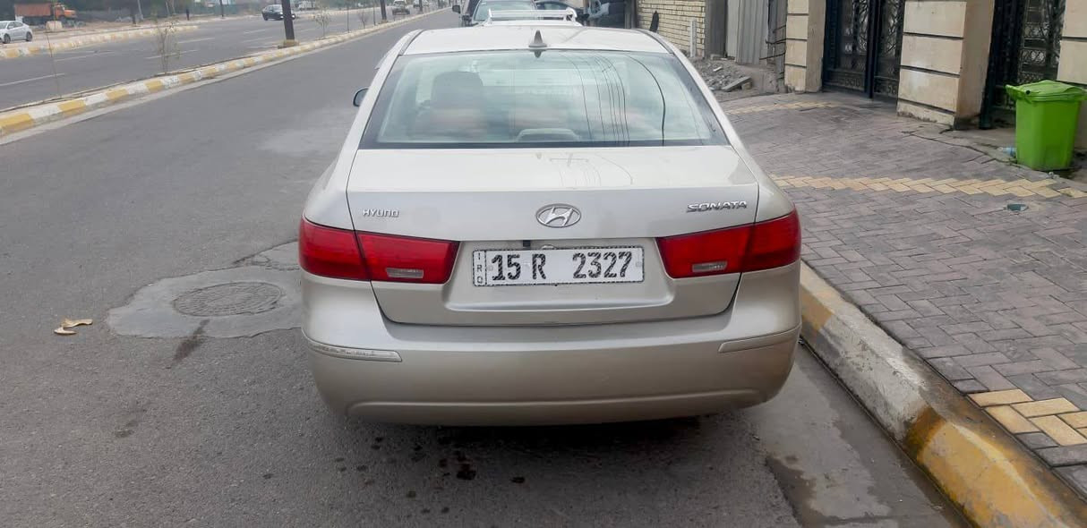 السلام عليكم
سوناتا مقدس 2009. وارد امريكي 
مكينة 2400 فول مواصفات 
ليبل واحد  رقم انبار انكليزي باسمي مميز وتحويل مباشر  
هزة جديده 
كشن كهربائي
فتحة سقف 
تحكم استيرن 
ارضية جلد 
صدر امامي خلفي 
تخم تاير جديد 

العنوان  الفلوجة 
***********
***********
