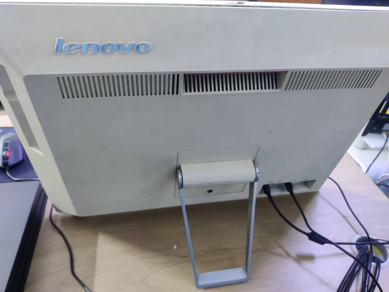 للبيع حاسبة مكتبيه لمس (All-in-One) ماركة Lenovo، نظافة عالية وشرط الفحص.
[فقط فيها فتح بالگفر الخلفي من الاعلى كما في الصور لا يأثر على الاستخدام]

المواصفات:
الموديل : Lenovo s40-40
الشاشة : الحجم 21.5 مع الحواف 24inch
الدقه : FHD 1920×1080
المعالج: Core i7 (الجيل الرابع 4790S)
الرام: DDR3 16GB 
الهارد: SSD 512GB (إقلاع وأداء سريع)
الشاشة: لمس (Touchscreen) ألوانها ممتازة
كارت الشاشة: دبل كارت
 (Intel +  NVIDIA 1 GB)
النظام: Windows 11 أو Windows 10 جاهز للاستخدام حسب الرغبه
تفاصيل أُخرى:
الحاسبة عملية جداً وتختصر هوسة الوايرات (قطعة وحدة). بيها كاميرا (مع غطاء خصوصية)، واي فاي، قرص DVD، ومنافذ HDMI و USB 3.0 ،USB 2 .
 المكان: بغداد - [شارع الصناعه]
 السعر:  260 الف دينار  (وبيها مجال للشراي الجاد)
 للتواصل: على الخاص


**إذا كنت صاحب هذا الإعلان وتريد حذفه لأي سبب، رجاءا أرسل رسالة إلى الدعم الفني**
