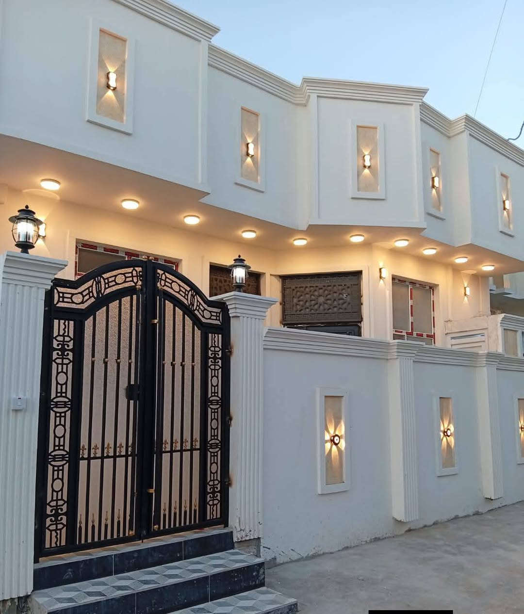 🏡 دار حديث للبيع | الرمادي – شارع 40 خلف عمارة القند

فرصة مميزة لامتلاك دار حديثة البناء بمواصفات متكاملة وموقع مرغوب 🌟

🔹 تفاصيل الدار:
• طابق واحد كامل ومتكامل
• غرف نوم عدد 2
• صالة كبيرة
• ديوانية
• مطبخ عصري
• مجموعات صحية عدد 2
• مناور عدد 2
• صالة علوية واسعة

🔹 المساحة:
• المساحة الكلية 140 م²

🔹 مواصفات البناء والتشطيب:
• نوع البناء: طابوك جمهوري
• أرضيات:
– اكرانيت أصلي
– سيراميك إسباني للمطابخ
• الواجهة مغلفة حجر مع تقطيع أنيق
• بناء حديث صفر – غير مسكون

🔹 الجوانب القانونية:
• جنس العقار: طابو زراعي سند 25 فسفوري
• تحويل مباشر

💰 السعر:
125 مليون دينار
✔️ قابل للتفاوض

📍 موقع ممتاز قريب من الخدمات ومنطقة سكنية هادئة ومطلوبة.

ـــــــــــــــــــــــــــــــــــــــــــــــــــــــ
📍 للمزيد من التفاصيل يمكنكم زيارة مكتبنا:
مكتب شمس الرافدين للعقار   – الرمادي / شارع 40 – قرب مرطبات دريم لاند.

📞 أرقام التواصل (واتساب متاح):

*********** ✅ عبدالغني الفراجي

*********** ✅ عبدالغني الفراجي

⏰ متواجدون في المكتب على مدار أيام الأسبوع.

من الساعة 3 عصراً حتى الساعة 9 مساءً.

نرحب بكم دائماً لزيارتنا والاستفسار عن أي عقار يناسبكم.
