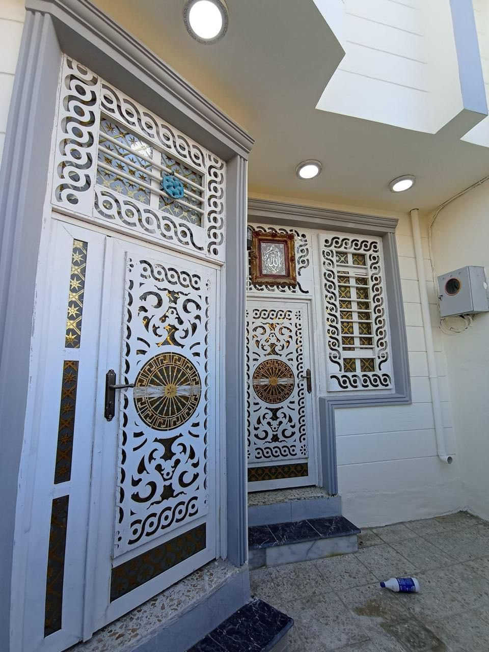 🔴المساحه100 متر واجهيه 7ونص  🔴
🌍الموقع / خلف محطه جسر بته التقسيم الجديد موقع حللو شارع يمر ع مدينه الثوره ومن جهه ع زوير الغربي ومن جهه ع شارع بغداد 
مجاري كهرباء تبليط امام باب البيت خدمات كافه
🔴السعررر//100وبي مجال
 💢
يتكون البيت من طابق واحد  
صاله .غرفه نوم .كلدور.صحيات.مطبخ 
🔴للاستفسار الاتصال                     ***********
