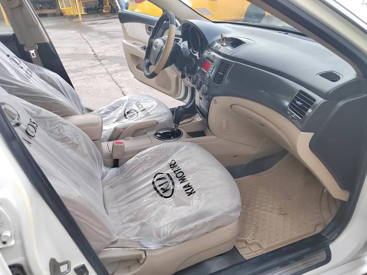 السلام عليكم كيا اوبتيمه خليجي موديل 2009 حره تحويل ثاني يوم مشروع وطني سنويه ل 28 رقم بصره مكفولة ضربه وصبغ وتبديل بيه صبغ الاهلال الخلفي فقط والباقي كفاله كير ومكينه وحداديه وتبريد تدفئه اربع تايرات جديدات موصفات تحكم استيرن جيهتين حساس خلفي بلاجكتور يدات نيكل برده خلفيه فتحه سقف اشاره بلمرايه مرايات شفط مكينه 2000 دووش 5 ويل كب دواخل جدد ترايه كلش حلو السعر 120 مكان السيارة الناصرية الاتصال ***********
