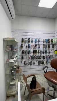 ديكور محل موبايلات • فاترينات ٣ • ميز صيانة