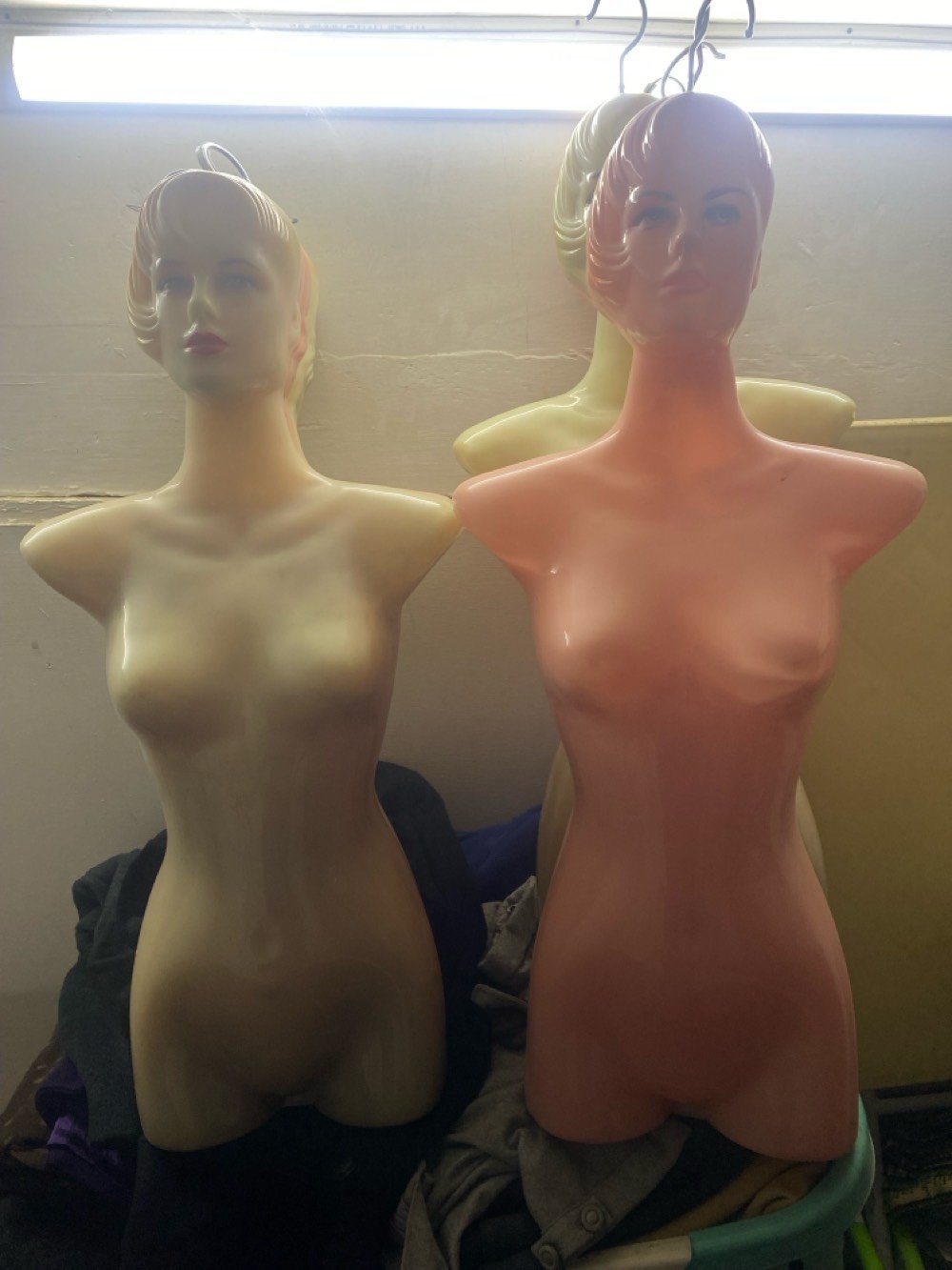 بغداد/ عرصات الهندية
ملكان تعليك نسائي وجه قياس وسط عدد16 متوفر