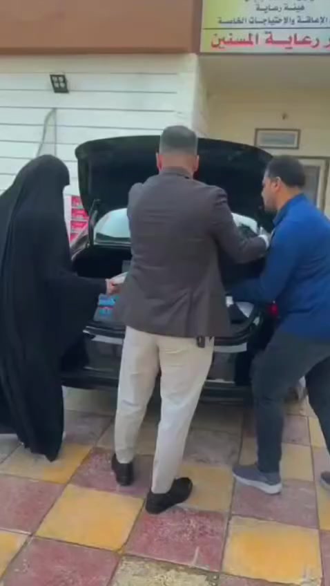 نظم معهدنا مأدبة إفطار رمضانية وتعريف بالصحة النفسية في دار الدولة لرعاية المسنين / فرع بابل
شارك الدكتور علي كريم وبرفقة أخصائيات المعهد الى دار كبار السن في بابل
وخلال الزيارة تم التعريف بأهمية الصحة النفسية لكبار السن وبيان دورها في تعزيز الطمأنينة وتحسين جودة الحياة لديهم.
وشهدت الزيارة أجواء من الألفة والمحبة، إذ تبادل فريق المعهد الأحاديث الودية مع نزلاء الدار، مؤكدين أن رعاية كبار السن والاهتمام بهم واجب إنساني وأخلاقي يعكس رقي المجتمع وتماسكه.
وتأتي هذه المبادرة ضمن الأنشطة الإنسانية والمجتمعية التي يحرص المعهد على إقامتها، إيمانًا منه بأن رسالته لا تقتصر على الجوانب العلاجية والتأهيلية للأطفال فحسب، بل تمتد لتشمل خدمة المجتمع وترسيخ قيم الرحمة والتضامن بين أفراده.
______
📌 معهد هانز للتوحد والنطق واضطرابات التعلم
👨‍⚕️ المعهد بإشراف وإدارة:
الدكتور علي كريم
دكتوراه في علم النفس العام
متخصص في العلاج السلوكي للأطفال
📍 العنوان:
المسيب – حي المعلمين
شارع عمارات الدوب
مجاور منتدى شباب المسيب
📞 للاستفسار والحجز:
***********
معهد هانز… رعاية علمية متخصصة لتنمية قدرات أطفالنا.
