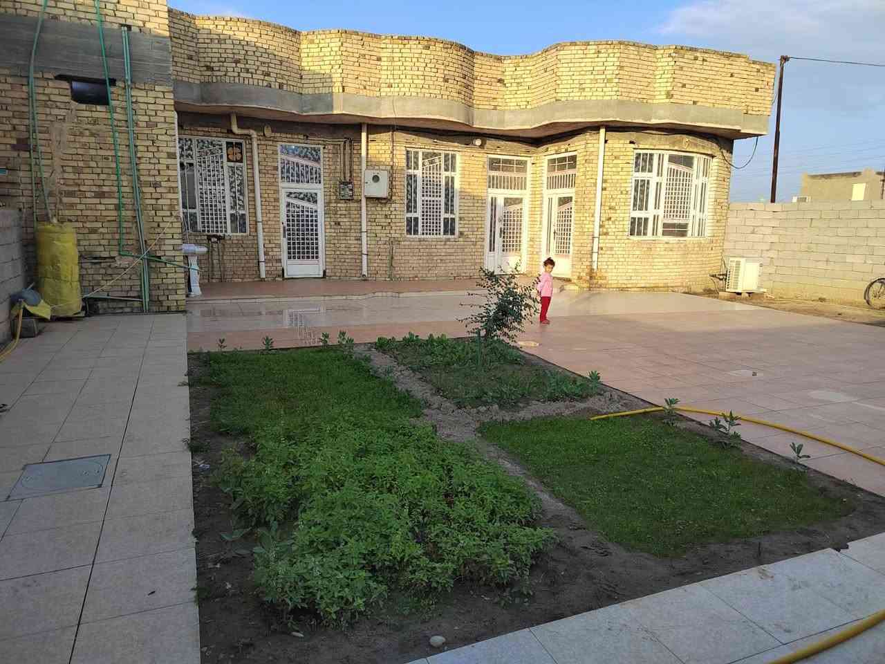 السلام عليكم : مكلف بالنشر
بيت للبيع بناء حديث درجه أولى مساحة البناء ٥٣٠ متر + 2 محلات خارجيه +مساحة ٧٠٠ متر أمام البيت 
 وجه على الشارع العام السايدين طريق نصر_دوايه مقابل البوخلف الأولى 
يتكون البيت من إستقبال +2صالة +3غرف نوم +مطبخ الأرضية بورسلين درجة أولى 
السعر 135 للإستفسار أكثر
 
***********

*********** موجود واتساب
