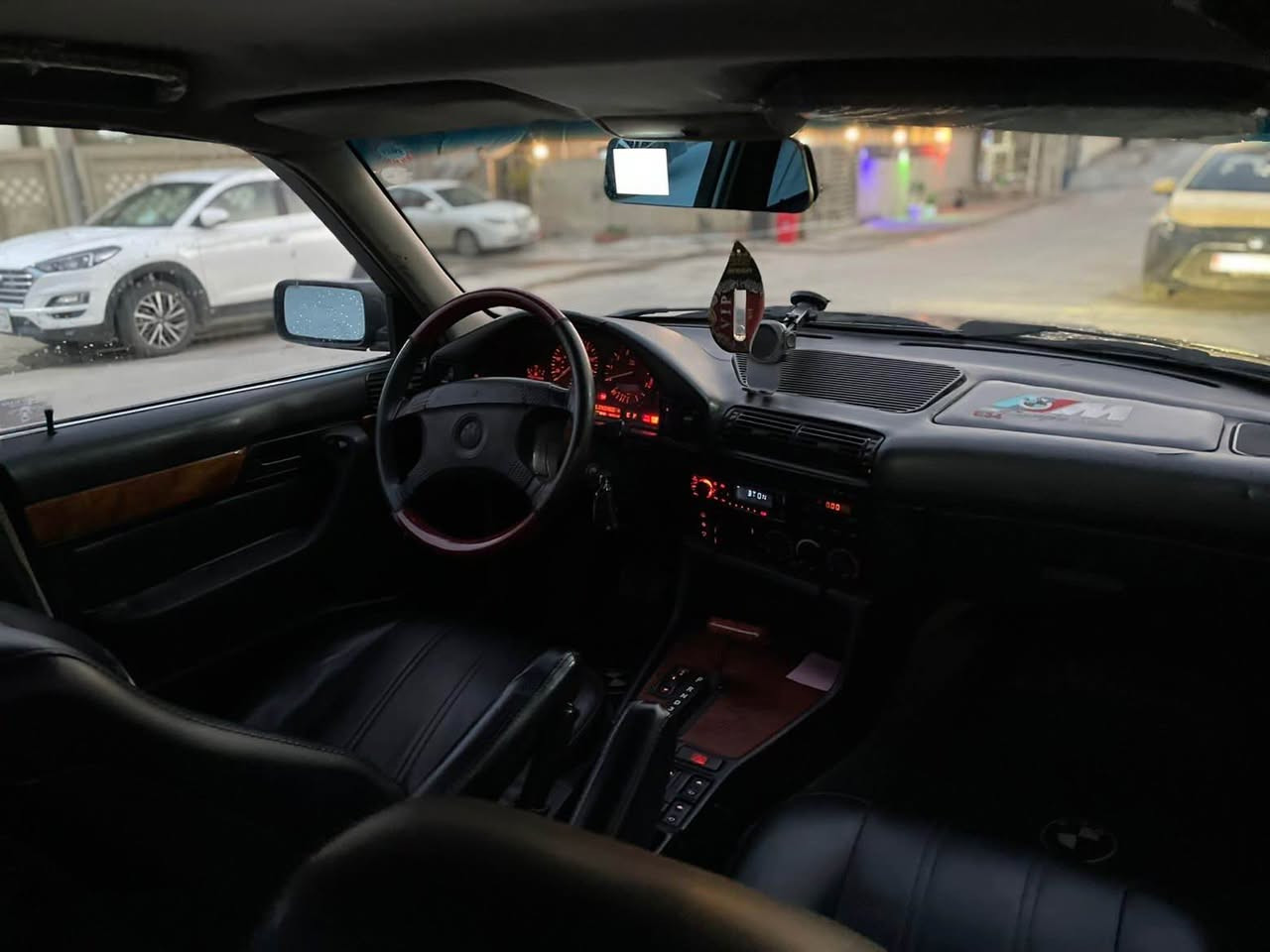 Bmw e34 
السعر / 60 و بي مجال
موديل 1991
محرك 525كبس
سنوية لحد 2031
رقم اربيل هزة و رقم و سنوية كلها جديد
بيها دفتر بانزين
بيها شبر خشم بنيد فقط
صبغ عام للجمالية
اربعة جام كهرباء
داخل جلد 
غرفة نظيفة
مكان سيارة كركوك شوراو Singapore


**إذا كنت صاحب هذا الإعلان وتريد حذفه لأي سبب، رجاءا أرسل رسالة إلى الدعم الفني**