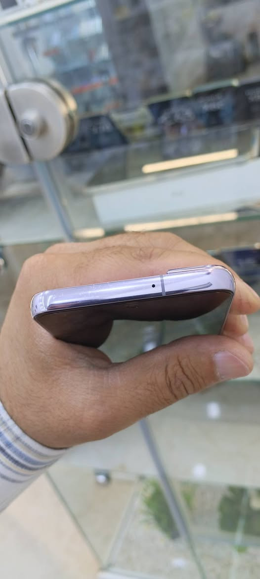 galaxy s22 5g

2سیم و زاکیره 128 گێگا و ڕام 8 گێگا شاشەی Daynamic Amolidx2 و نوێبونەوەی شاشەی 120هێرتزە و پرۆسێسەری snapdragon 8gen 1یی لەسەرە و سەماعەی ئیستریۆیە و تەنیا پشتی ئەو کاڵبونەوەیەی هەیە لەوێنەکاندا دیارە و وە پاتریشی بۆ گۆڕاوە پاک و خاوێنە و بەزەمانی هەمو شتێک  نرخی 265هەزار و مەعمەلەیە زۆر کەم

شوێن/چەمچەماڵ + گەیاندن هەیە شمشمل, السليمانية


**إذا كنت صاحب هذا الإعلان وتريد حذفه لأي سبب، رجاءا أرسل رسالة إلى الدعم الفني**