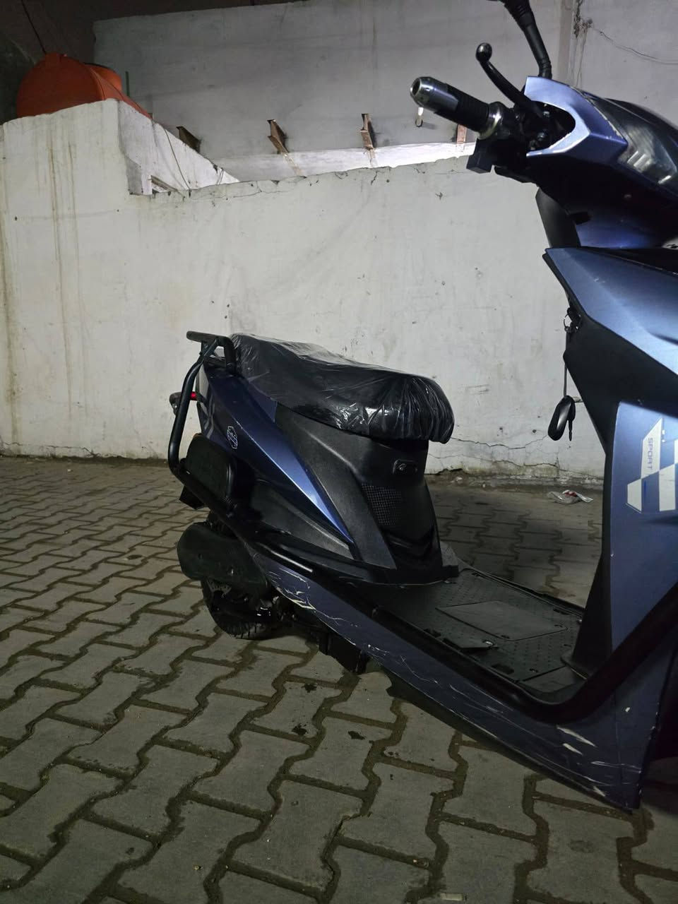 السلام عليكم للبيع دراجه شحن سكنس نثيه موديل 26 مواصفات 6بطاريات ريان اصل نضيفات 3نمر اشاير يمنه يسره لايت زنون عالي ناصي هورن نضام البارك والرجوع للخلف Rنضام بلوتوث بلادي مثبت سرعه سرعتها 90 بيها درع محيط بلدراجه كامل بلادي وبيها صندوك خلفي  مكاني بغداد جديده سعر 490 وبيها مجال ***********واتساب
