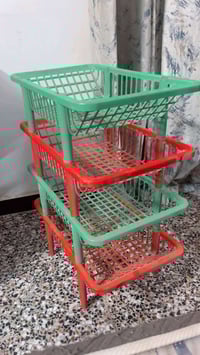 للبيع ميز كلاسك نضيف جدآ بلا زجاج بس الميز  +تلفزون عدد 2 شغالات + سيد...