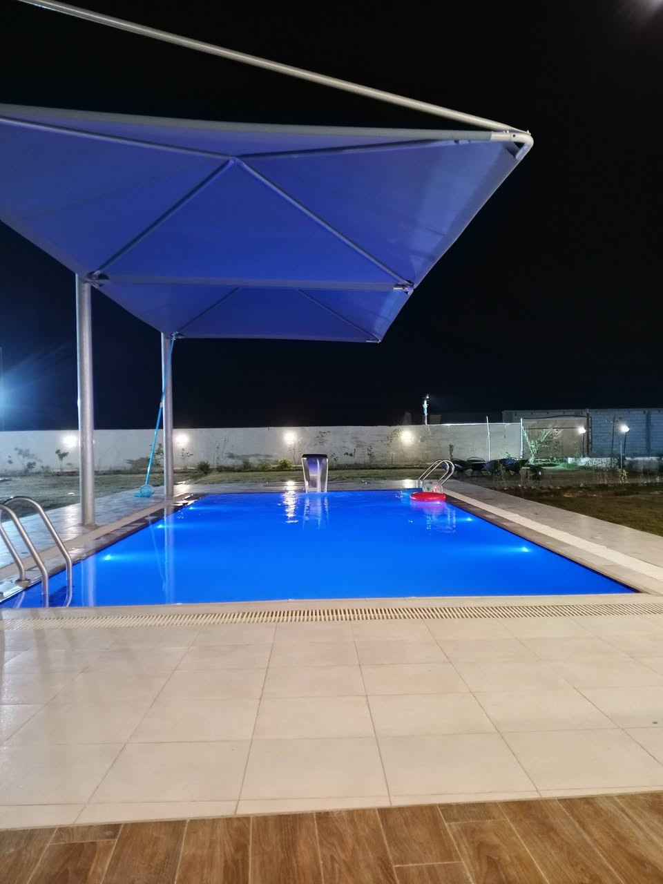 سلام عليكم توجد مزرعة جاهزة البيع ابو غريب جاهزة من كلشي تواصل ***********
