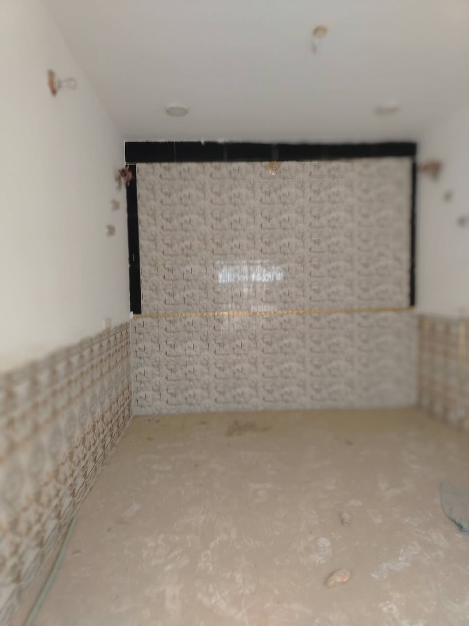 سلام عليكم ورحمه الله بيت بحي الامين الاولى قرب بنزين خانه الشموس المساحه 145 متر يحتوي على غرفتين نوم واستقبال وصاله وصحيات خارجيه وداخليه البيت سعره 45 مليون مع المجال رقمر***********
