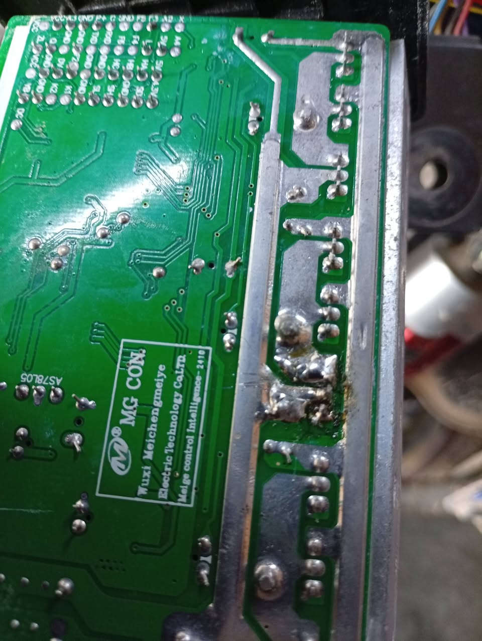 السلام عليكم ورحمه الله وبركاته
منشور للفائده

العلامات التي تظهر الاعطال في دراجه الشحن 

ظهور علامه أو حرف M 

هناك ثلاث احتمالات لا اكثر 

  هناك قطع في ألاسلاك الموصله لحساس الملف 

أو تلف حساس الملف ويجب تبديله

عطل أحد الموسفتات التي تقوم بتحويل التيار من DC مستمر

الى AC متناوب

 وهي المسؤوله عن تغذيه الملف بالتيار الكهربائي المتناوب 

وفي عطل أحد الموسفتات لا يشترط تبديل العقل بل يمكن تصليحه كما موضح في الفيديو 

ظهور علامه سكليتر او الدواسه

تعني أن هناك قطع في ألاسلاك التي تقوم بتوصيل الكهرباء إلى السكليتر 

تلف السكليتر ويجب تبديله 

تبادل الأقطاب 

ظهور علامه ecu تعني عطل في الكنترول أو وحده التحكم في عقل الدراجه وفي هذه الحاله يجب تبديل العقل 

هذه أبرز وأكثر الاعطال الموجوده في دراجات الشحن 

كذلك عطل مهم وشائع في نوعيه محدده من الدراجات شاشه دراجات R11

و شاشه دراجات R7

 وهي أن الشاشه تقف ولا تعمل فقط يعمل صوت البلوتوث 

ولا تظهر فيها أي علامات ولا مؤشر السرعه أو التبديلات أو عداد الشحن 

فيضن صاحب الدراجه أن الشاشه لم تعد تصلح و مباشره يقوم بتبديلها بسعر عالي بينما هي لا تعمل فقط بسبب الشحنات الزائده التي تكون داخل المكثفات فتتحول المكثفات من مستهلك للكهرباء إلى منتج وبهذا لا يدخلها التيار بسبب الشحنات الموجوده وبهذه الحاله يجب تفريغ الشحنات بالخطوات التاليه

قطع الكهرباء عن الشاشه برفع أحد الأقطاب من البطاريات 

والقيام بتفريغ الشحنات بواسطه سلك وتوصيل القطب الموجب للمكثف بالقطب السالب لعده مرات وبهذا تتم عمليه التفريغ وإذا لم تعمل الشاشه يجب اعاده نفس العمليه لعدة مرات

زورونا في موقعنا 

قضاء الحويجه .ناحية العباسي  .سايدين الصناعه الجديد 

بالقرب من قاعه العباسي لكمال الاجسام ومقابل اسواق السلمان 

للاستفسار الاتصال على الرقم

***********

والخاص مفتوح
