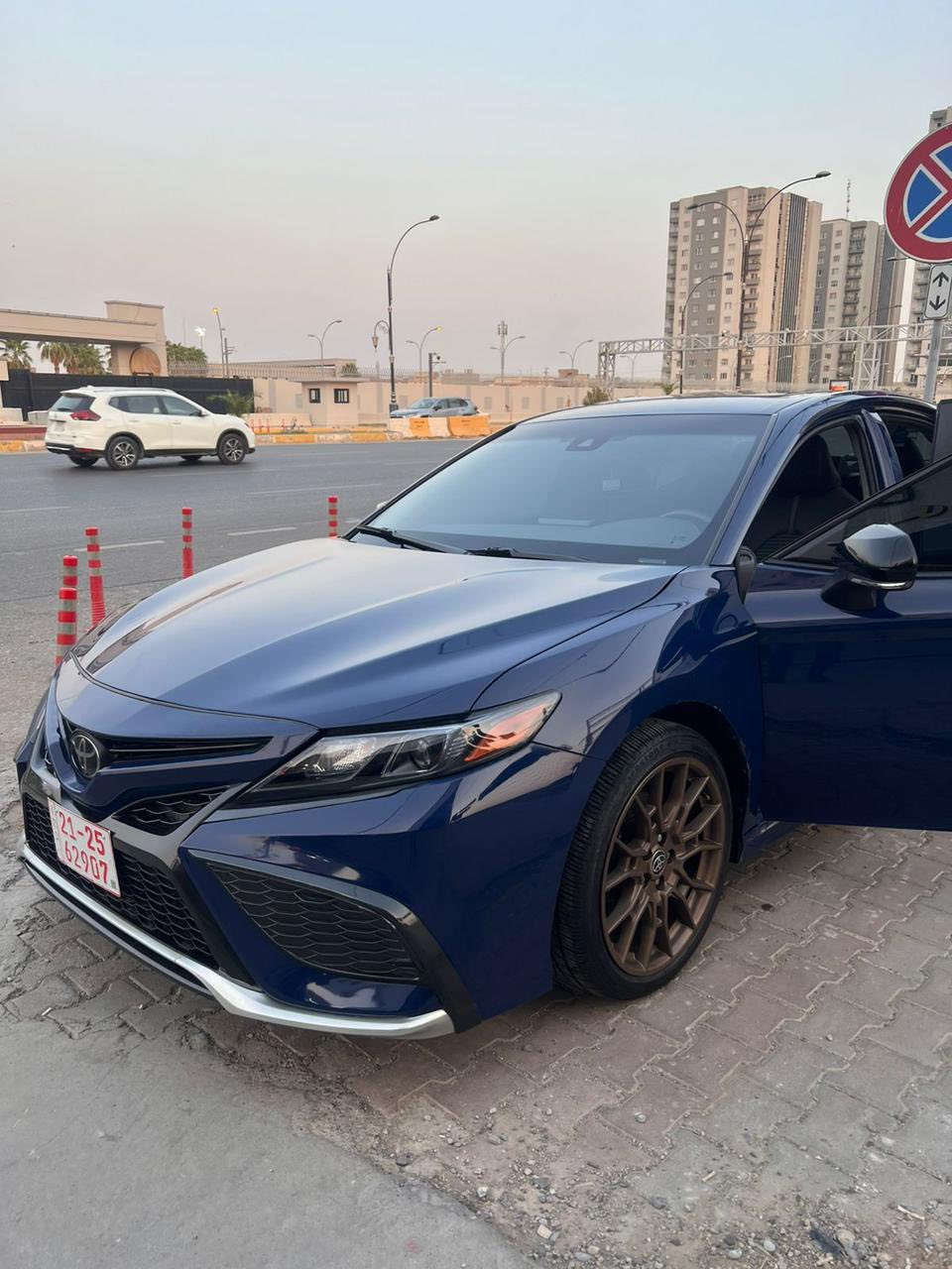 السلام عليكم
كامري كامري SE Night Shade موديل 2023 
وارد امريكي بدون ايرباك فقط الدركه راجع سستم
سياره ما ناقصه شي جاهزه من كلشي وخير من الله 
مواصفات الseالمعروفه 
حرك اربعة سلندر 2500 بانزين
كراسي جلد بلادي
كراسي كهرباء 
تحكم ستيرن
 شفتات سرعة بالستيرن
رادار امامي رادارات جانبية
مانع اصتدام
قياده ذاتيه
تحديد مسار
مانع انزلاق
شاشه كبيره 
كار بلي
لايت زنون
تشغيل عن بعد 
ويل TRD بلادي اصلي
والموصفات المعروفه ما يحتاج نذكر بعد
ماشيه ٩٣ كيلو
السياره الضرر واضح بالصور بجم كبس وبيها تبديل قطعتين نفس اللون بلادي 
مرقمه اربيل بسمي 
رقم وهزه جديد دخول جديد 
السعر215 وبيهه مجال 
مكان السيارة بغداد

رقم الهاتف 
***********
