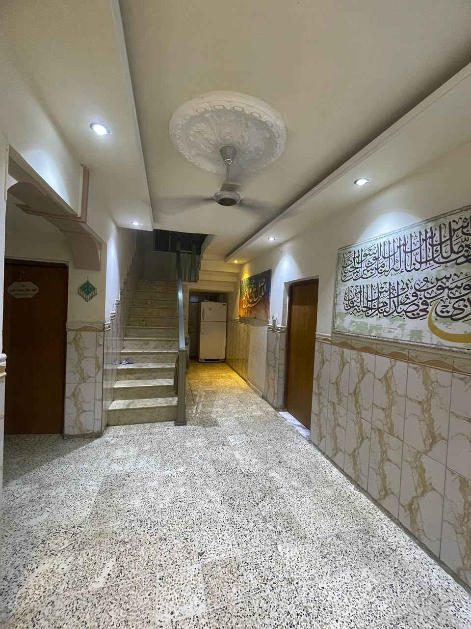السلام عليكم
بغداد البلديات ٩ نيسان محله ٧٣٤ 

بيت للبيع  

مساحه ٣٩٩ متر   ٣ طابق 

غرف نوم ١٠.  منها ٤ سويت 

استقبال هول مطبخ حار وبارد كراج يتسع ٣ سيارات وحديقه 

ونريد انبيع وبسعر مناسب. 

سعر المتر مليونين  واذا مراوس  نفس المساحه بس بلديات عادي 

واحنا برسم الخدمه

***********
