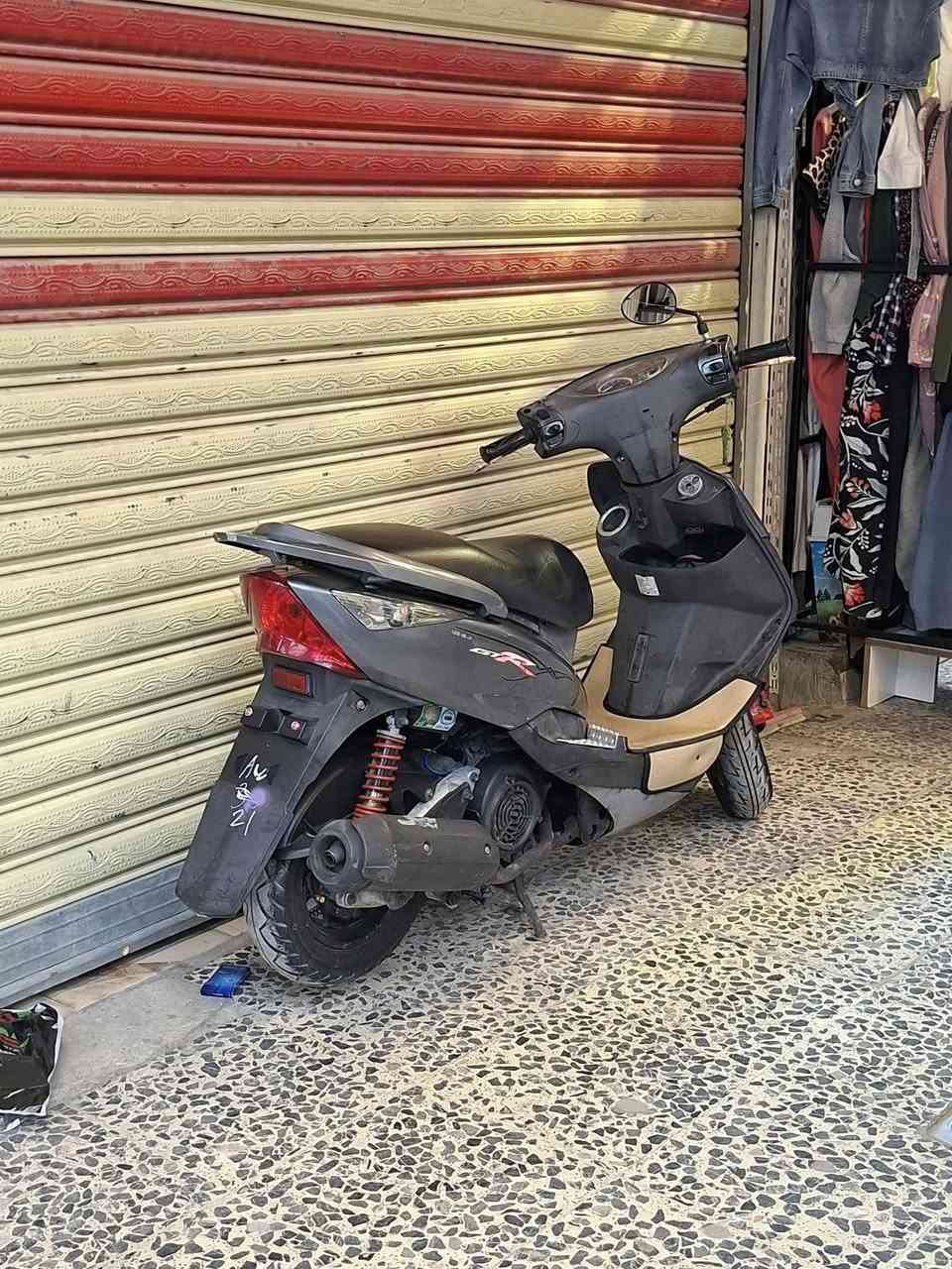 سلام عليكم شباب دراجه للبيع ثعلب مال رمبه بيها يدات رياضي وكاعيه رياضي لون رصاصي فيلي امانت الله ال دراجه جديده مكاني الحريه الاولى***********
