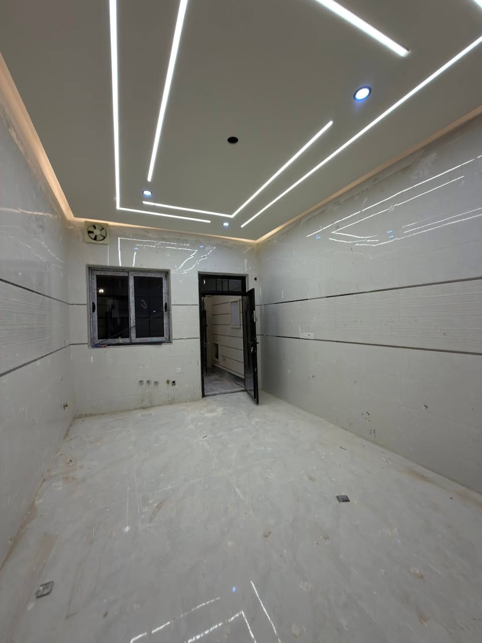 السلام عليكم
بسم الله الرحمن الرحيم 

🏡 للبيع دار  تكريت / الديوم (منطقة التصنيع)

✨ فرصة مميزة للسكن الراقي وبمواصفات حديثة ✨

📐 المساحة: 150 م² لكل دار

📏 الواجهة: 7.5 م

📏 النزال: 20 م

🛣️ عرض الشارع: 15 م

🏠 تفاصيل الدار:

* 4 غرف نوم 🛌

* صالة استقبال

* مطبخ

* 3 مجاميع صحية 🚿

🧱 المواصفات والتشطيبات:

* واجهة حجر حلان أخضر درجة أولى

* أرضيات بورسلين هندي فاخر

* أبواب خارجية قاصة

* أبواب داخلية تركي

* شبابيك ألمنيوم

* بناء متكامل (فول الفول)

📍 موقع مميز وقريب من الخدمات

📞 للاستفسار: ***********

