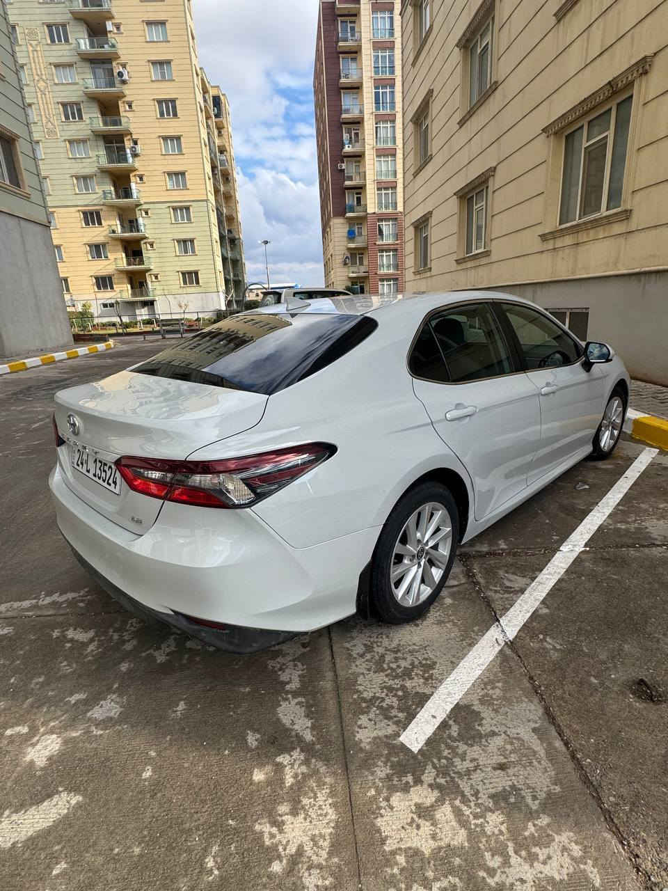 السلام عليكم شباب 
للبيع 
كامري LE موديل 2022 
لون سمنتي رقم دهوك الجديد 
السيارة بدون صبغ جديدة لوك كلشي ع وضع الشركة 
بيها فقط كم رصعة بالسقف بالزاوية وخفيفة كلش ماتبين نهائي  
ماشية 52 الف 
مواصفاتها المعروفة ( نقطة عمياء وخروج عن المسار وتبريد قطعتين والباقي المواصفات المعروفة مالتها ) 
ب اسمي السيارة وكلشي بيها كامل بدون اي نواقص 
مكانها : دهوك 
السعر : دفترين ومجال 
للاستفسار التواصل على : *********** كورك 
*********** اسيا
