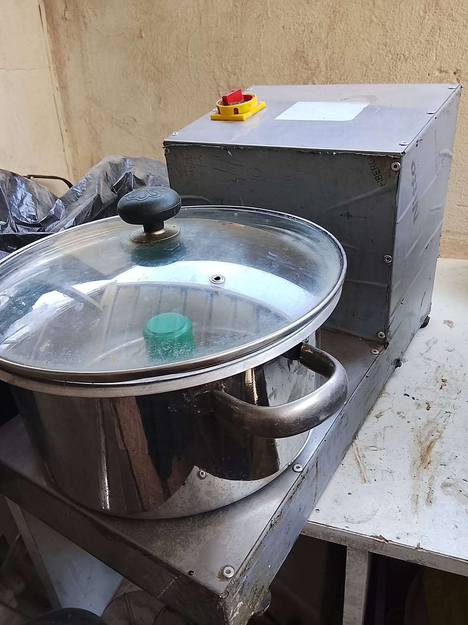 السلام عليكم اغراض مطعم للبيع مكينة ثرم حجم 32 سعر 350 الف مكينة ثرم حجم 22 سعر 250 الف خلاط حمص 10 لتر سعر 300 الف خلاط حمص 5 لتر سعر 200 الف قطاعة خضار مع 5 اقراص بسعر 350 الف بغداد هاتف ***********
