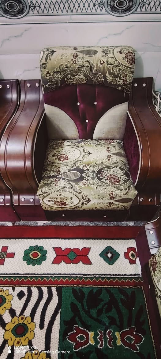 سلام عليكم  لبيع. تخم مستخدم  جديد خمس مقعد  رقم  يحب يشتري يتصل ***********
