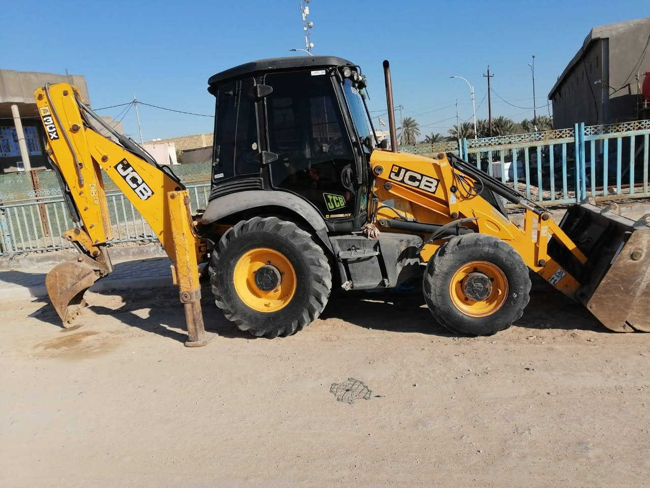 السلام عليكم حفاره جي سي بيه البيع  موديل 12 مكينه خير من الله  المكاني بل سماوه جاهزه العمل رقم ***********  مكلف بلنشر
