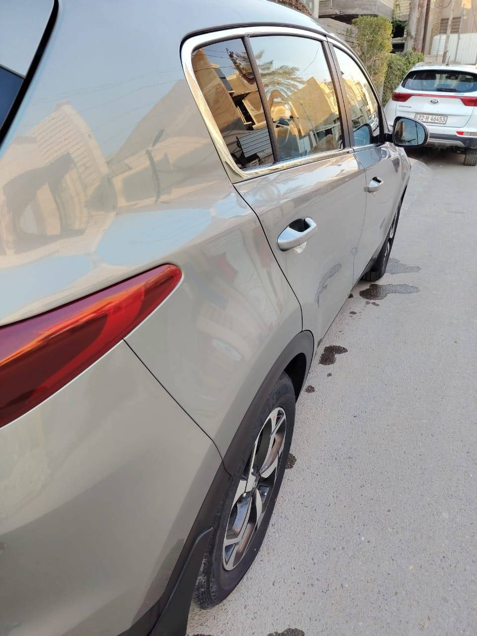 السلام عليكم من رخصت الدمن
اسبورتج موديل 2021
ماشيه 75000 ميل 
وارد امريكي رقم اربيل 
ضرر السياره بس الدعاميه الماميه بدون شواصي و الغود السياره كفاله عامه 
مواصفات السياره
 شاشه جبيره 
سياقه ذاتيه 
و باقي المواصفات معروفه 
سعر السياره ١٨٥ و بيه مجال 
التواصل واتساب او على الرقم 
***********
