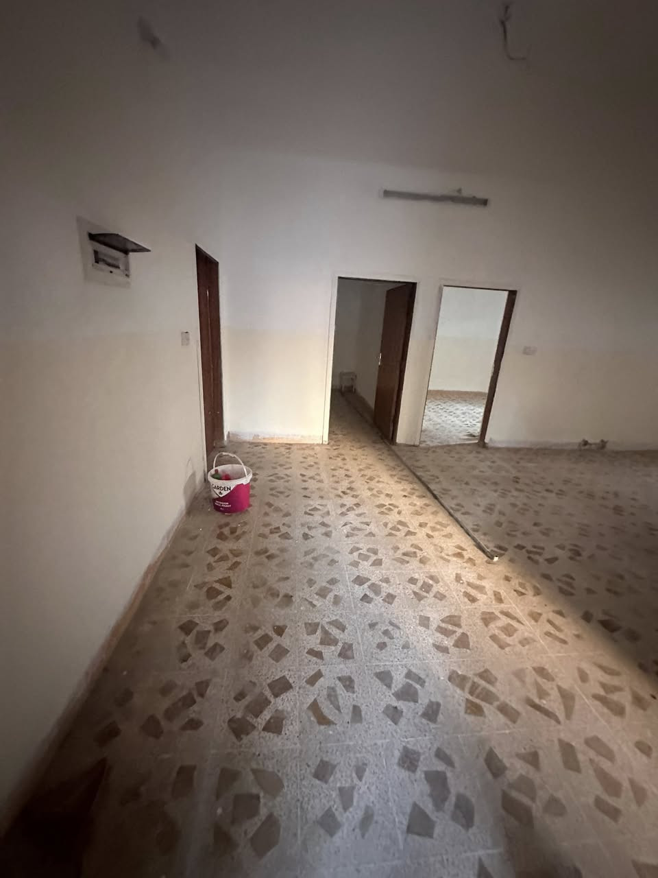 بيت لليجار حي السكر موقع متميز ٢٥٠ متر طابق واحد مع سطح للبيت
مطبخ كبير جدا ٦ في ٤  
هول  كبير ٨ في  ٤  
غرفة نوم ٦ في ٤  
غرفة نوم ثانيه ٥ في ٤ 
ستقبال ٧ في ٥ 
مع مخزن 
حمام معزول 
Ws  عدد ثنين داخل البيت وخارج البيت  

‭٠٧٧٤ ٧٩٧ ٩٩٤٢‬
