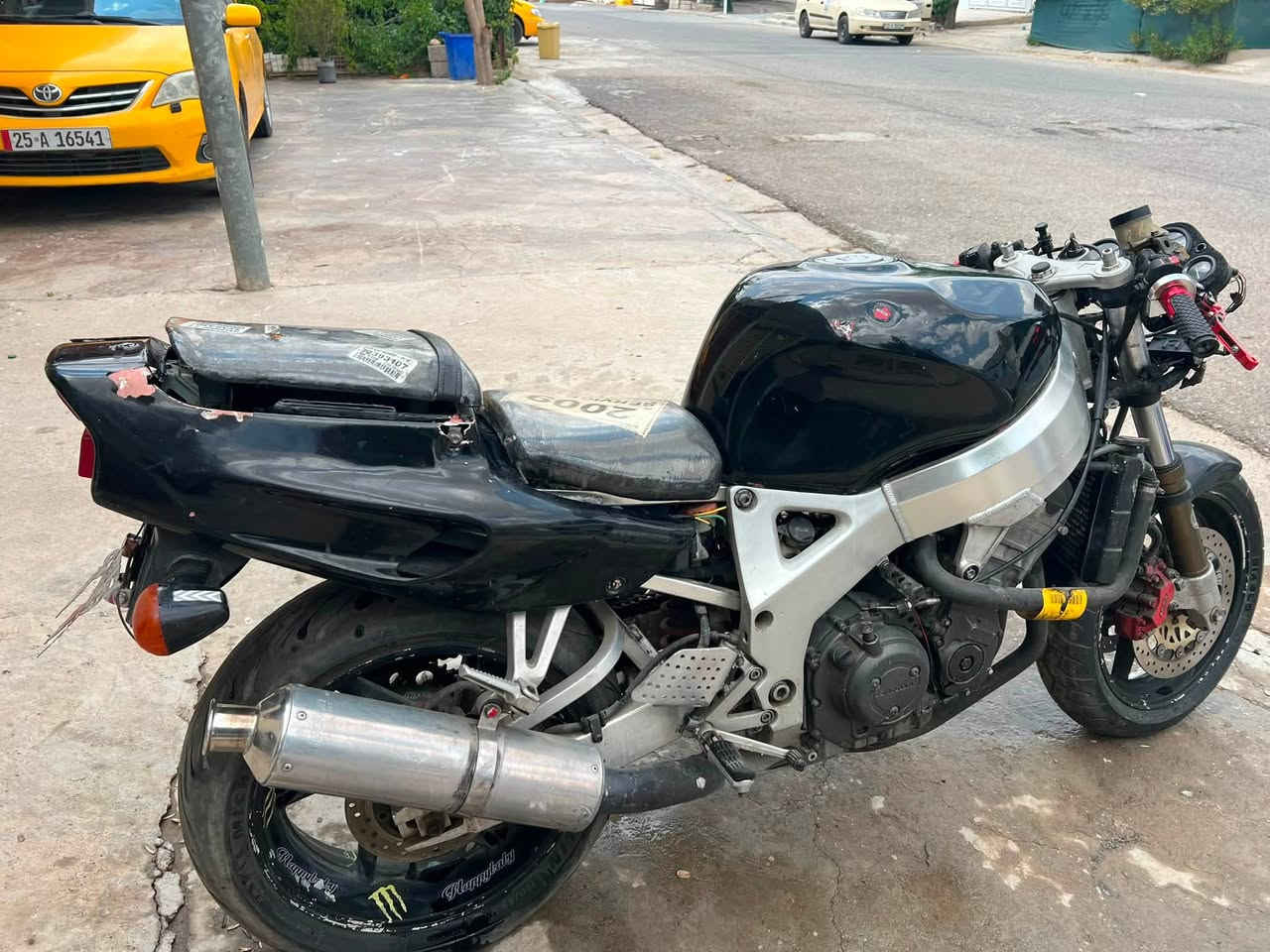 919CBR بۆ فرۆشتن
بێ کێشەی بەس کەڤەری شکاوە مەکینە بەشەرت
پلاک رۆن تازەیە کابرێتەی پاک کراوەتەوە مەزبویت
کارەبای هەمووی مەزبووتە
۸گەلا
شوێن چەمچەمال
***********
