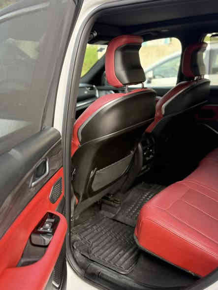 السلام عليكم جيب اوفر لاند خليجي داخل احمر شركة هارلم!💥
المحرك: 3.6 لتر 6 أسطوانات (V6) 

القوة الحصانية: 293

عزم الدوران (نيوتن-م): 352

ناقل الحركة: اوتوماتيك 8 سرعات 

الضمان 3 سنوات أو 60،000 كم (ايهما أولاً)

المواصفات:

*نظام دفع رباعي  4X4متطور

*نظام التعليق الهوائي (جكات)

*فتحة سقف بانوراما 

*الصندوق كهربائي بخاصية الفتح باستشعار القدم او البصمة

*ويل المنيوم قياس 20 انج

*شاشة التحكم الرئيسية لمس بنظام Uconnect 5 بقياس 10.1 انج مع نظام ملاحة

*شاشة القيادة الرقمية بقياس 10.25 انج

*شاشة عرض لوحة القيادة على الزجاج الأمامي (داتا شو)

*رادار تفاعلي مع خاصية التوقف والانطلاق

*تحذير النقطة العمياء

*تحذير الخروج عن المسار

*نظام المحافظة على البقاء فى المسار

*نظام التعرف على اشارات المرور

*خاصية المساعدة على التوجية فى التقاطعات لتفادى الحوادث

*حساسات امامية وخلفية

*كاميرات 360 للرؤية المحيطية

*كاميرا رؤيا ليليه

*المرآة الداخلية مزودة بشاشة لعرض الكاميرا الخلفية

*نظام مانع تصادم خلفى

*نظام القيادة شبه الذاتية

*مقصورة الركاب من الجلد الفاخر

*المقاعد الامامية مبردة ومدفأة

*المقاعد الخلفية مدفأة

*المقاعد الامامية مساج 

*مقاعدة امامية كهربائية 

*مقاعد امامية ذاكرة 

*نظام ابل كار بلاى و اندرويد اوتو لاسلكي

*نظام صوتي فاخر 9 سماعات من ALPINE

*دخول ذكي (بصمة)

*نظام التشغيل عن بُعد

*مرايا خارجية قابلة للطي كهربائيًا مدفئة

*مصابيح أمامية أوتوماتيكية مع مصابيح نهارية وكشافات ضباب LED 

*نظام التحكم التلقائي في الضوء العالى

*دواسات جانبية

*ماسحات زجاج أمامي حساسة للمطر

*شاحن هاتف لاسلكي

*انماط قيادة متعددة رياضية وللطرق الوعرة

*وسائد امان هوائية أمامية/جانبية/ خلفية.

للتفاصيل الاتصال برقم الموبايل ***********
