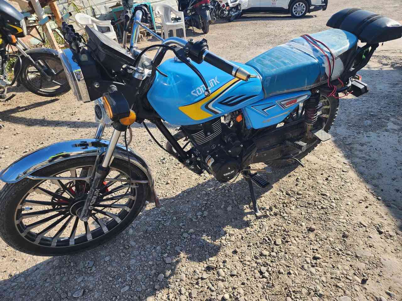 م عليكم دراجة سيفان 25دراجة خير من الله جانت محجوزة او اليوم طلعتها او حتة شوفوها بعدها باب ساحة الحجز اخذتلها صور دراجة خير من الله مكينة 200 نقصها بس شغلتين اشارة يسرة او جوزة سويج لن همة بل ساحة شالعين الجوزة او مشغليها المهم دراجة حلوة او مرتبة ما بيها بس هذن شغلتين تشغيلها بصمة السعر 800او بيها مجال حك الجية او اشرف بيكم لل استفسار رقم *********** غير متوفر فيس
