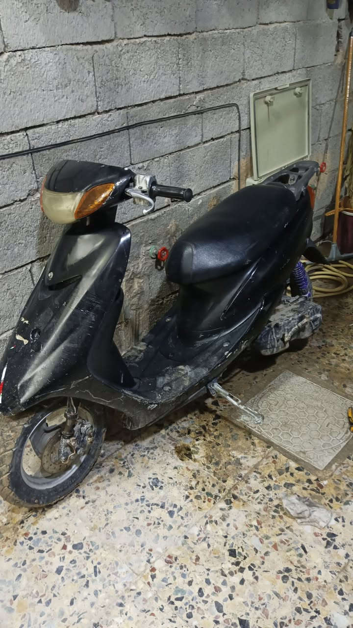 دراجه عصفوريه نضيفه نكره هندر  شغاله بيه خمده قليله عوزه تنضيف كابرتير اشاير هورن لايت شغال قفل صندوك رايده ب 175 وبيه مجال قليل لشراي رقمي ***********شراي يتصل وبيه واتساب
