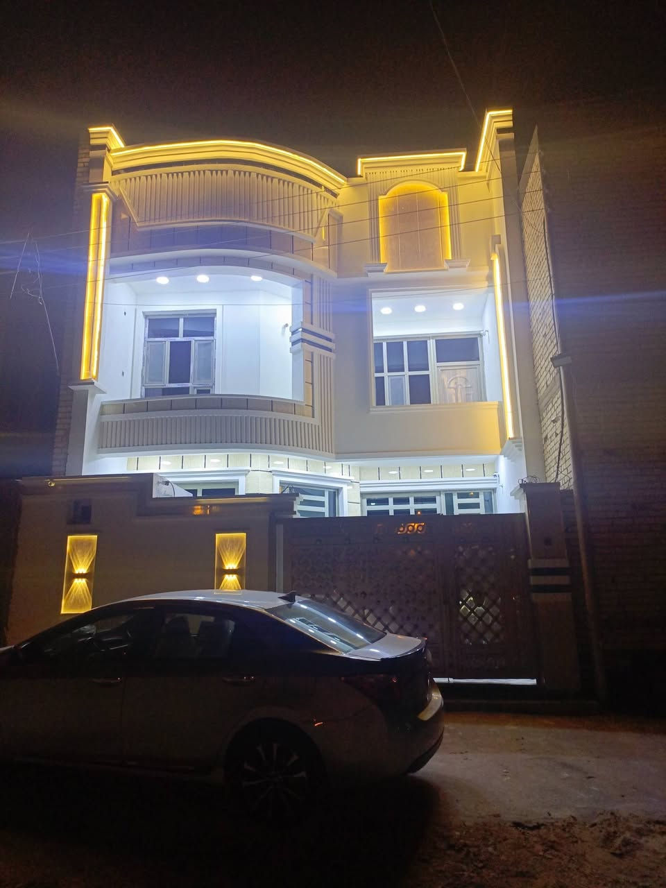 الدار للبيع في حي المهندسين الثانيه
قرب جامعة الفلوجه قريب من شارع العام اول شارع 
الشارع 10متر   المساحه 143م يحتوي على ثلاث غرف 
+4صحيات البيت كامل من كلشي ارضيه الطابقين بورسلين 
درجه اولى البيت فول مابي نقص اي شي بناء حديث 
السعر 130 وبي مجال  ***********
