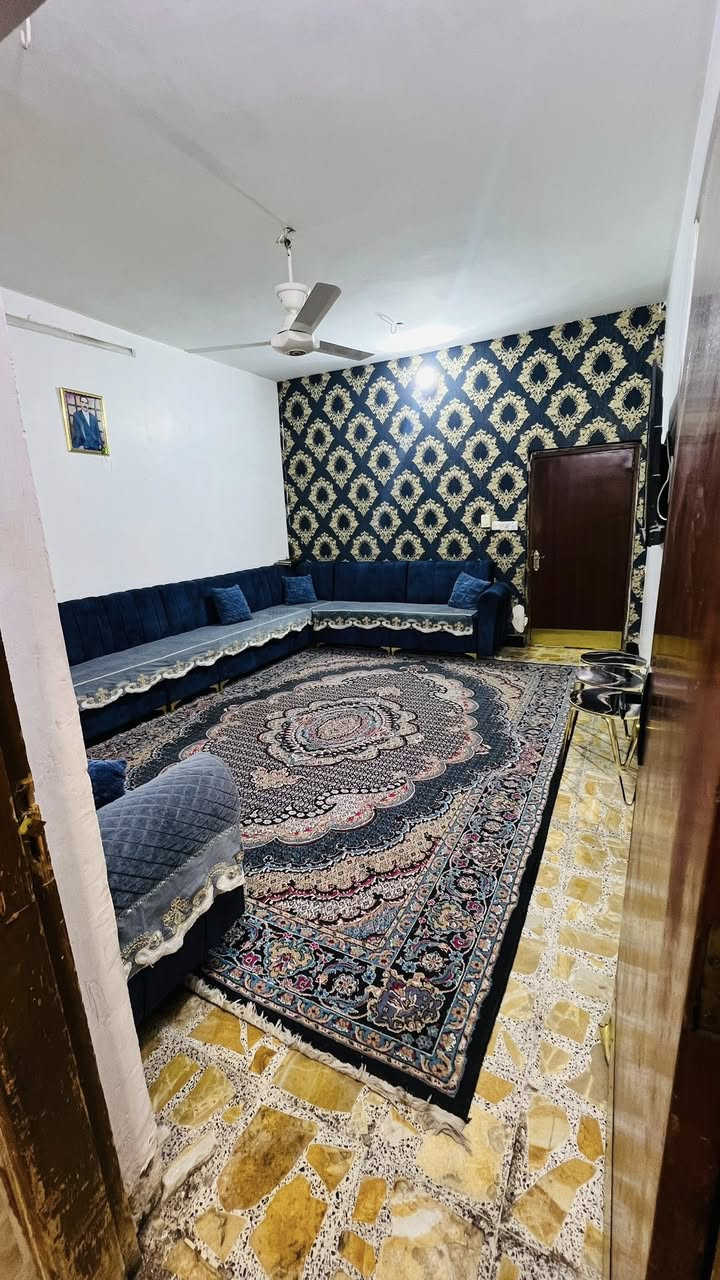 السلام عليكم
بيت للبيع المساحة 300 متر 
الواجهة 15
نزال 20 
يتكون من…
غرف نوم 3
استقبال 
هول 
صالة 
مطبخ 
غرفة ملابس 1.5x2
بيتونة 
صحيات داخلية 
صحيات خارجية 
حديقة 
الموقع /الفلوجة /حي المعتصم / قرب جامع الغركان 
للأستفسار :***********
