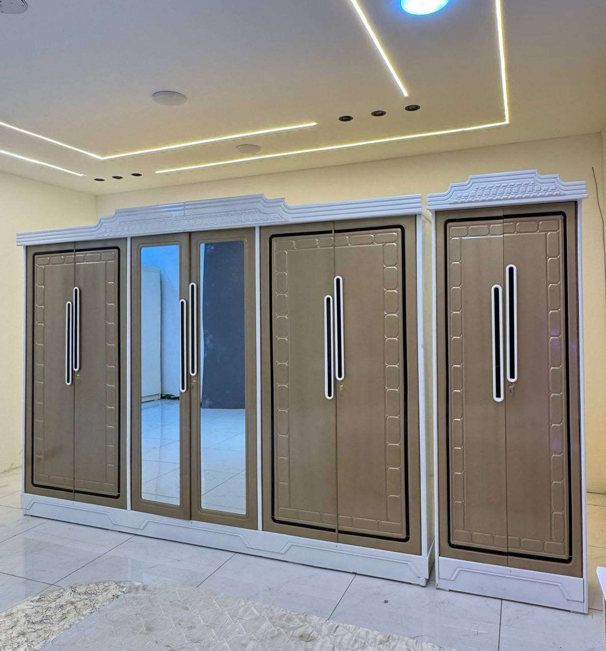 حصرياً موديل الثريه ⚜️

السعر مليون و50 الف دينار فقط 😍

غرفه نجاره قتصاديه 🛌

متكونه من 9 قطع مميزه 

الكنتور ارتفاع 240 طول 320 

مع الزاويه مجموع الطول 4 امتار 

السمك الخارجي للغرفه 5 ملم انديف

والسمك الداخلي 3 ملم معاكس ابيض

سعر الشازلون الخزان 75 الف 

سعر الشازلون المقعد 50 الف 

متوفر توصيل وشد داخل بغداد 😊

متوفر توصيل وشد لكافة محافضات العراق 🇮🇶


**إذا كنت صاحب هذا الإعلان وتريد حذفه لأي سبب، رجاءا أرسل رسالة إلى الدعم الفني**