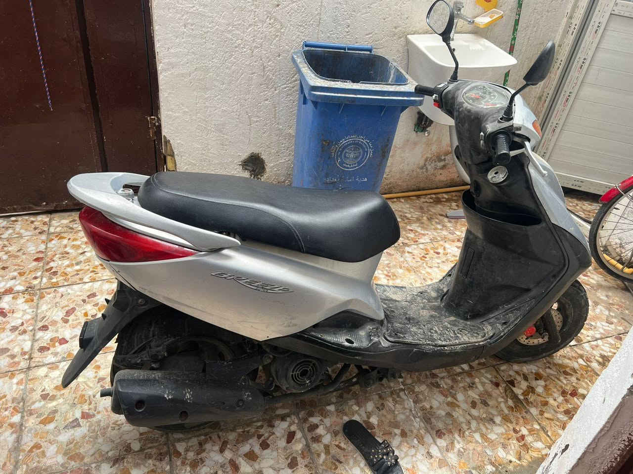 سلام عليكم دراجة بريز لايت ناصي للبيع
صالنصة جديدة 
دبلات جديدة 
شغالة سلف وهندر 
مكينة بلادية 
اوراق 
كفرات بلادية مختمة 
الدراجة نضيفة 
المكان بغداد الشعب 
السعر 550 وبيهة مجال قليل
***********
