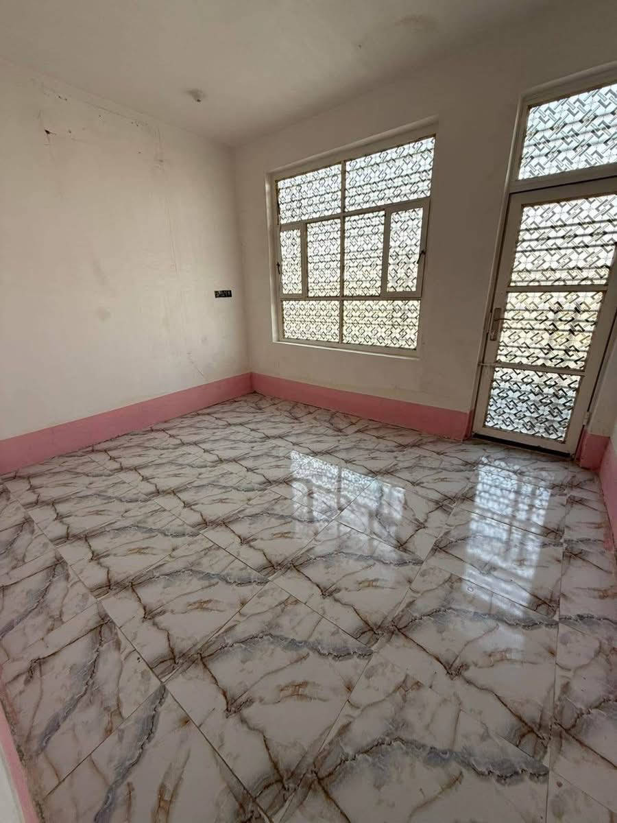 دار للبيع مساحه 50م
طابو زراعي سند 25 تحويل مباشر 
بابل حي الكرامه قرب مكتب ياسر وتوت (بيع مستعجل )

طابقين.  3غرف نوم. 
الطابق الاول.    يحتوي 
غرفه نوم     هول.   مجمع صحيات.    مطبخ.    

الطابق الثاني 
غرفتين نوم.     بيتونه.    دار كامل ومرتب بناء حديث 

ملاحظه علما أن الدار مأجر بسعر 400الف 

***********
