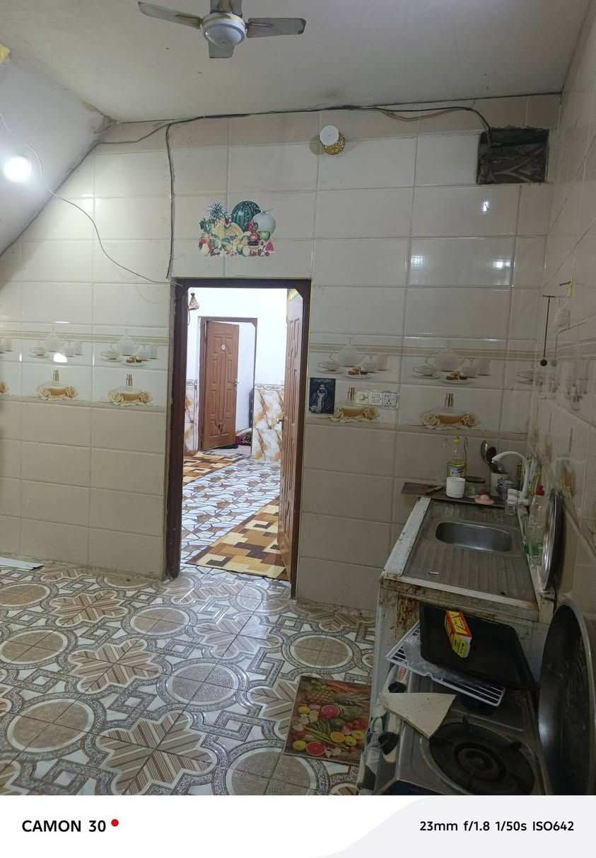 بيت للبيع حي الكوفه مساحته 100متر فرع المولد تفاصيل البيت استقبال مطبخ صاله غرفه والطابق الثاني غرفه. كافه الخدمات ماي كهرباء نت ضوىي. مقابيل سعد ابو المحل مباشرةة. للاتصال او وتساب للاتصال ***********.
