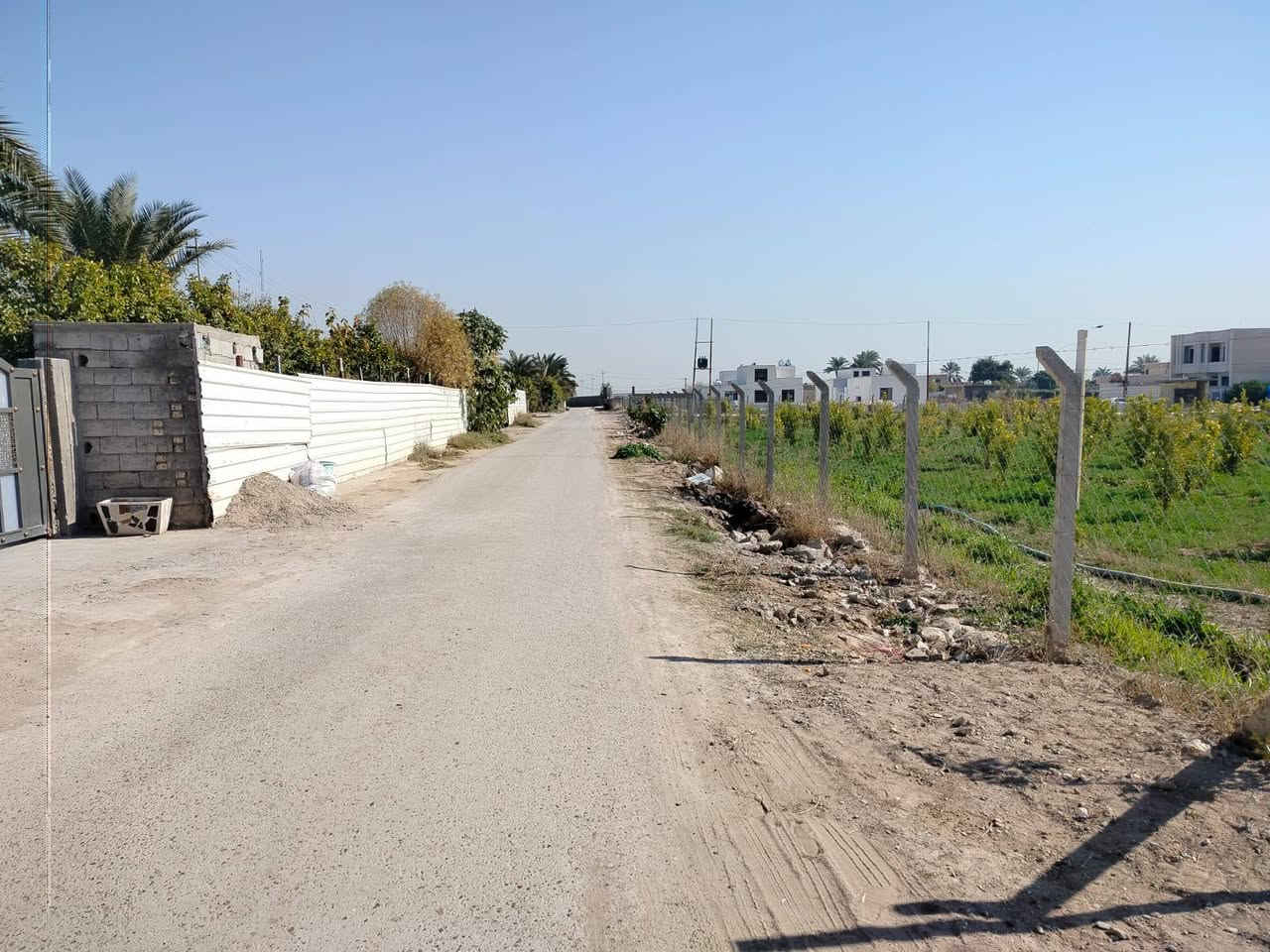 قطعه ارض طابو ملك صرف المساحه دونم العنوان التويثه الغربيه تبعد عن شارع العام ٢٠٠متر الارض مخدومه ومزروعه حمضيات وفواكه وقريب على الشارع العام مباشر  وعلى شارع تبليط ركن ومسيجه بسيم بي ارسي ومتوفر كافه الخدمات فيها رقم مبايل ***********
