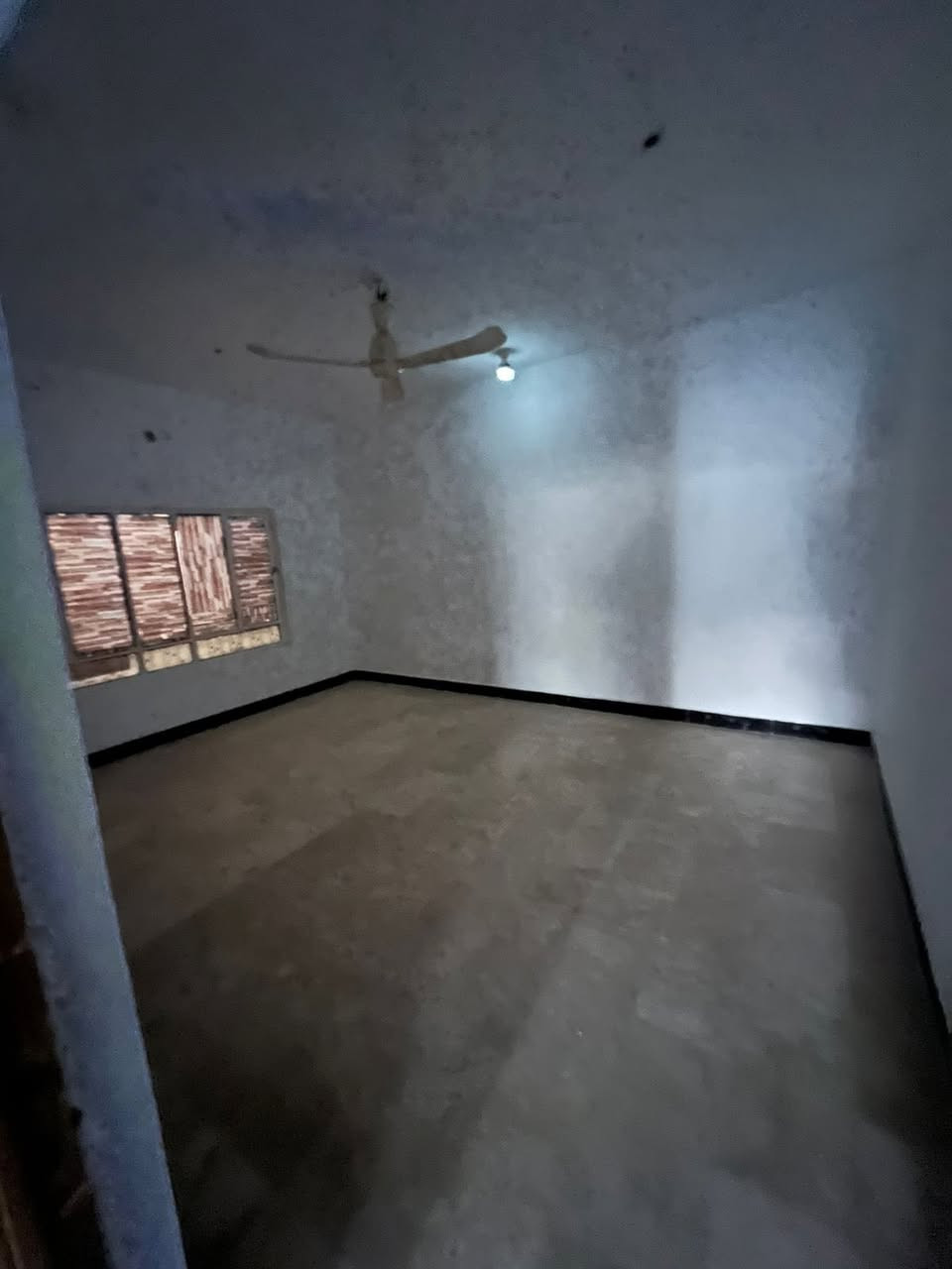 بيت للبيع 🛑طابو صرف ام العصافير ركن 

البناء👷🏻‍♂️كونكريت مسلح
المساحة 📐m186

البيت يتكون من:

-استقبال 
-صالة
-غرف عدد(2)
-مطبخ 
-صحيات داخليه
-صحيات خارجية 

السعر 💰120 وبي مجال بسيط يرهم نقد ويرهم مبادره 

📞 للاستفسار والتواصل: يمكنكم المراسلة عبر الخاص، أو الاتصال/واتساب على الأرقام التالية: 👤 أستاذ حسين: *********** 👤 أستاذ مثنى: ***********

📍 عنوان المكتب: نزلة الجسر - من جهة الجربوعية - مقابل مجمع صادق آل مطشر. ✨ مستعدون لعرض كافة عقاراتكم وتسويقها بأفضل صورة.
