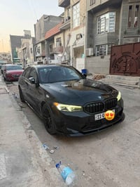 للبيع  ..  BMW 330 2023 السيارة بلگن (بانزين هايبرد كهرباء ) اسودماشية...