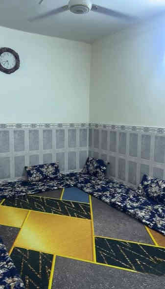 للبيع مشتملين بحي المعمل بصف الخدمي
المشتملين ركن بمساحة 250 واجهة 20 
 استقبال وصالة ومطبخ
 و3 غرف نوم
***********//***********
