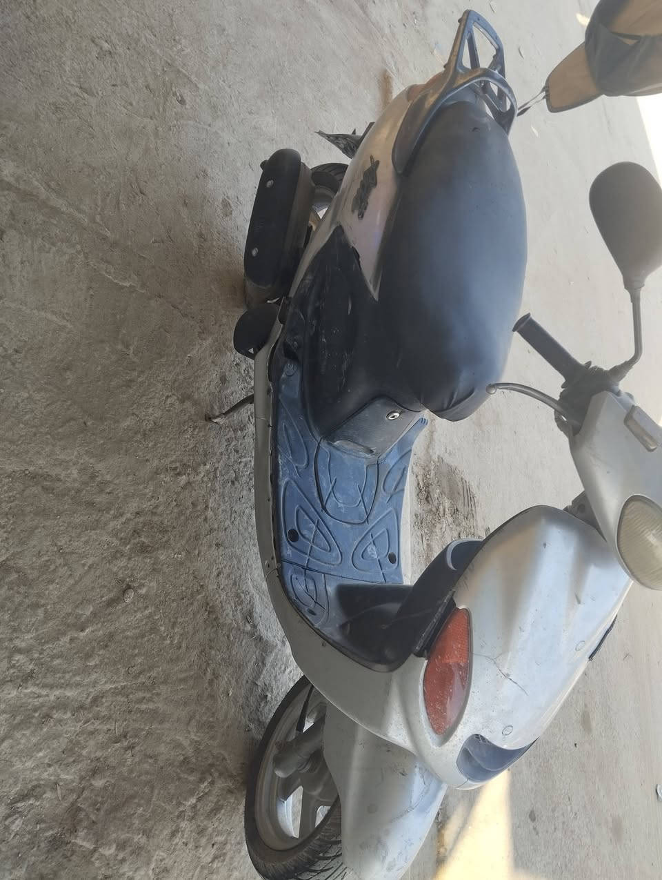 السلام عليكم لكزز للبيع صبوح نكره سلف .هندر شغال  كلشي شغال بيها لايت اشاير كيج بانزين كيج سرعه حساس ستنده شلعه حلوه مكاني بابل  .حلة ***********....سعر 300وبيها مجال
