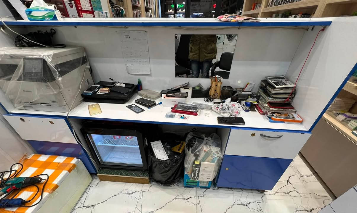 سلام عليكم غراض كلش نظيفه
رقمي تواصل واتس ***********
مكاني حله
ميز كاشير 
عرض 50cm
طول 2m
ارتفاع 1.25m
سعر200
عارضه افقية موبايل
عدد5 
طول 2.10cm
عرض 1m
سعره75

ميز ثاني
طول 1m
عرض 55cm 
ارتفاع 90cm
سعر100

