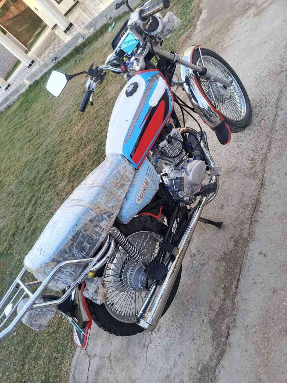 السلام عليكم دراجه للبيع موديل 2023 دراجه احلى من الصور ما مفتوحه اوراق اصولي السعر 600 وبيها مجال***********
